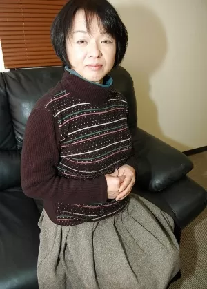 Зрелая азиатка Томоэ Накамати раздевается, чтобы показать крошечные сиськи