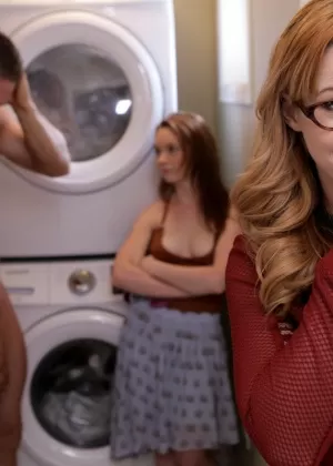 Занудная цыпочка с большими сиськами выплевывает сперму после межрасового секса с 2 мужчинами