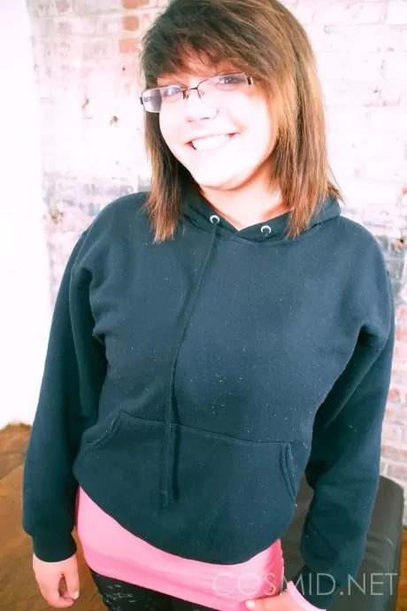 Симпатичная брюнетка Морган обнажает свои увеличенные сиськи в очках на