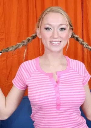 Молоденькая азиатка Мэдисон Скотт показывает свои красивые сиськи во время раздевания