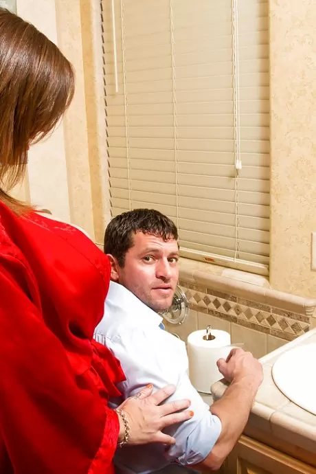 Шлюха милфа с огромными сиськами хочет трахнуть этот огромный кусок мяса и выпи 2