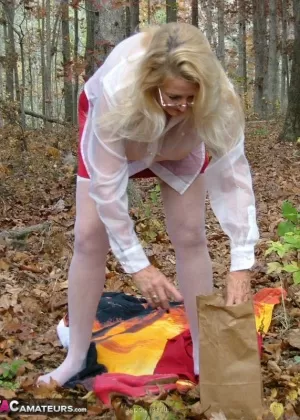 Похотливая бабуля Адонна снимает свои трусики и играет с собой в лесу