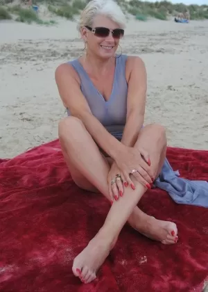 Грудастая милфа порнозвезда Кэти Хевен трахает большой член в чулках