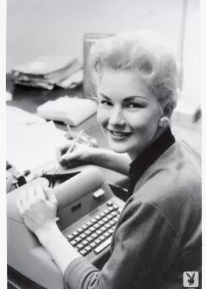 Множество винтажных моделей, позирующих обнаженными для playboy