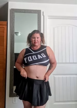 Пухленькая зрелая медсестра Рокси хватает грудь, прикасаясь к ее влагалищу