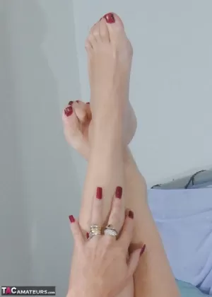 Сексуальная пожилая блондинка Даймонти освобождает свои накрашенные ногти на ногах от чулок