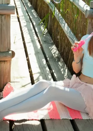 Секретарша Великобритании Лорен Луиза обнажает свои большие сиськи на работе в колготках