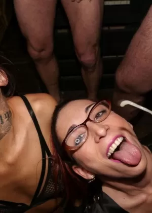 Вайолет Старр и Мона Азар рекламируют свои пинетки, прежде чем заняться сексом вчетвером