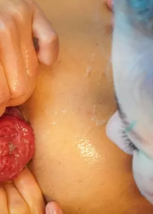 Лесбийские девушки Anuskatzz и Стейси Блум играют игрушками и кулаками в свои задницы