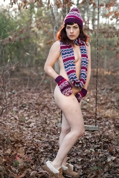 Длинноногая соло-девушка Ингрид Рот позирует обнаженной в лесу в токе  12