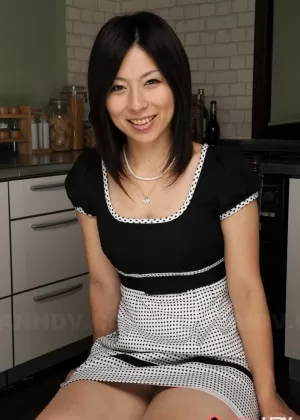 Закованная в наручники японская жена Химеки Каэдэ получает поклонение своим сексуальным сиськам