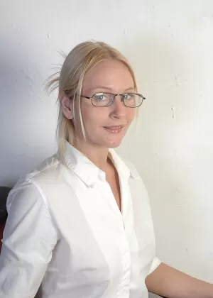 Первый таймер Эмили Роуз надевает очки, играя со своей натуральной киской