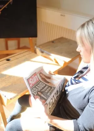 Горячая студентка-блондинка вынуждена раздеваться директрисой-лесбиянкой