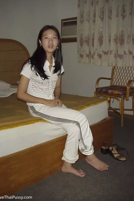 Потрясающая азиатская красотка на высоких каблуках обнажает свое трахаемое тело