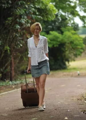 Гламурная модель Адриана приезжает на французский фермерский дом, прежде чем раздеться догола