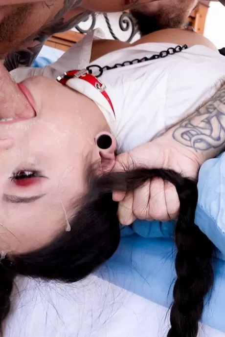 Порнозвезда Азиатки Хардкор Натуральные сиськи глубокая глотка Гонзо Униформа Минет