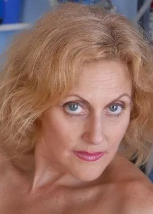 Одетая в чулки бабуля Дана щеголяет сладким верблюжьим носком на кухне