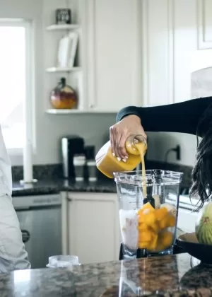 Темноволосая подросток Элиза Ибарра трахает своего сводного брата на диване