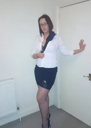 Любительская цыпочка Сара Бэнкс делится лесбийским поцелуем, прежде чем показать свою пизду