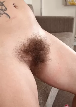 Блондинка мама Элль Маккуин снимает платье, чтобы показать голые ноги и волосатую киску