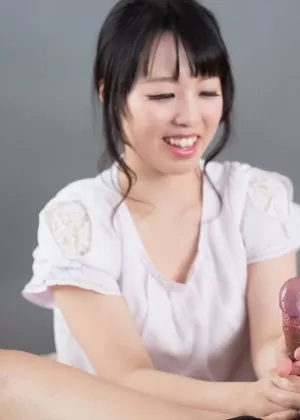 Голые японские девушки слизывают сперму с пальцев после двойной дрочки