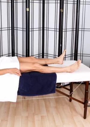 Похотливые латиноамериканские массажистки вовлекают своих клиентов в чувственное лесбийское действо