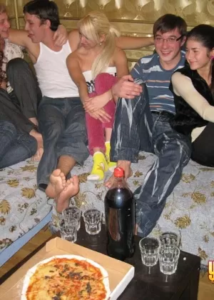 Студенты колледжа наряжаются для вечеринки, которая завершается групповым сексом