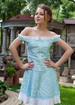 Маленькая сиськастая эротичная девушка Никия сбрасывает свое платье на пляже, чтобы поваляться голышом