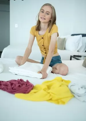 Худенькая молоденькая Алисия Уильямс обнажает свои сиськи, прежде чем скользнуть рукой вниз по трусикам