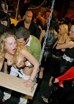 Секс втроем с потрясающей красоткой в чулках Эллисон Мур