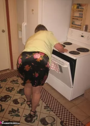 Богиня пояса старухи раздевается до колготок на своей кухне