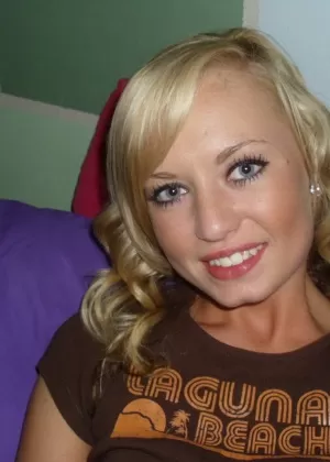 Толстая самка Райан Эдель делает Х-образные селфи в зеркале спальни