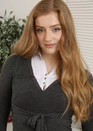 Рыжеволосая секретарша Джен Лавхарт раздевается на работе до нижнего белья и нейлоновых чулок