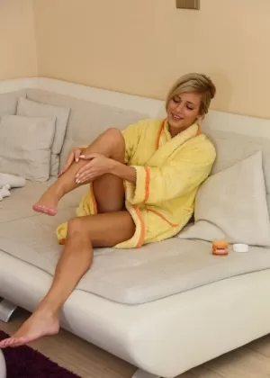 Эротическая кукла Риа выглядит так сексуально, мастурбируя, показывая свои фантастические ноги