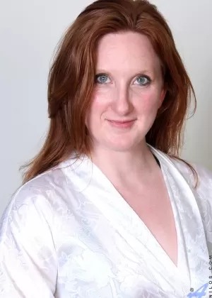 Сексуальная домохозяйка Алика Альба дебютирует обнаженной моделью на своей кухне