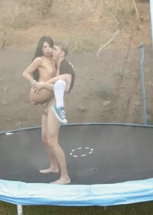 Бразильская сольная модель обнажает свои большие сиськи без бикини во время прогулки на лодке