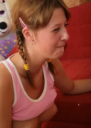 Молоденькая рыжая Ирина глотает полный рот спермы во время секса со своим парнем