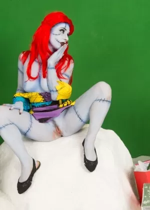 Рыжеволосая соло-модель снимает свой наряд Клеопатры, чтобы позировать обнаженной