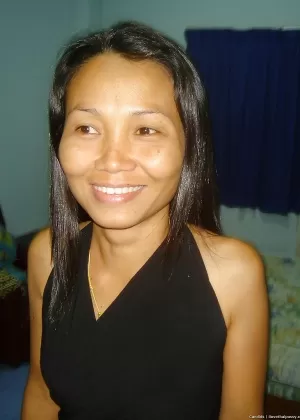 Азиатка-новичок просовывает палец в возбужденную киску в белых носках