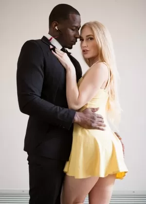 Привлекательная брюнетка целуется и раздевается догола для межрасового траха