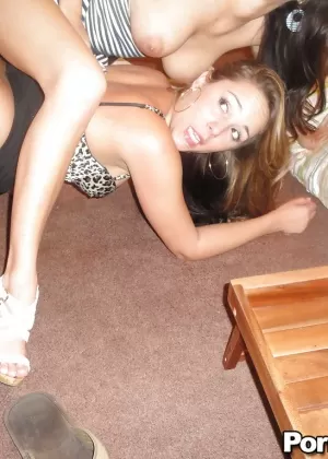 Молодые хуесосы Эйприл и Элла трахаются в жопу и делают минет