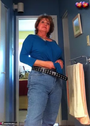 Милая девушка-подросток Тори Джей выпивает немного вина, позируя без одежды