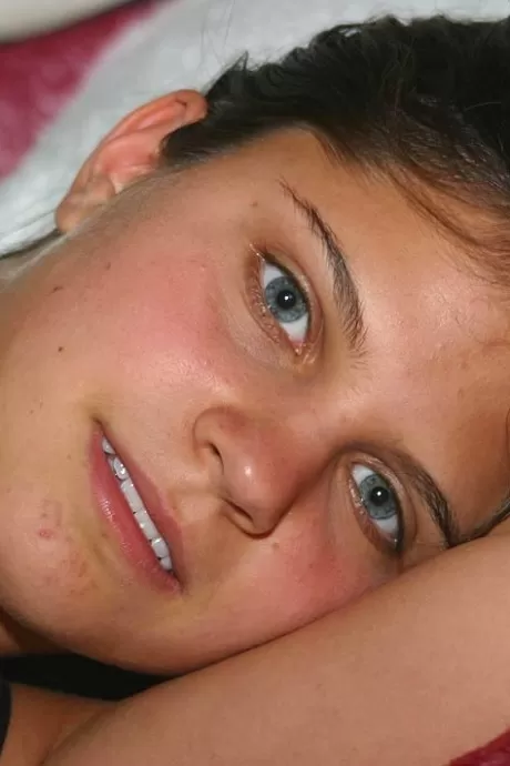 Молоденькая первокурсница сосет свой большой палец, прежде чем показать свой подстриженный кустик в обнаже 1