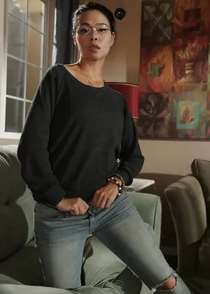 Дана Весполи показывает потрясающие сиськи, которые она прячет под этой рубашкой