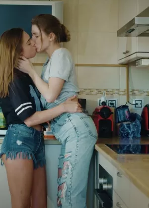 Темноволосая женщина Элиана моделирует в поясе с подвязками и только на босу ногу