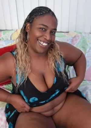 Пожилая чернокожая мамочка Семми синица трахает член с большими отвисшими сиськами, чтобы кончить на задницу