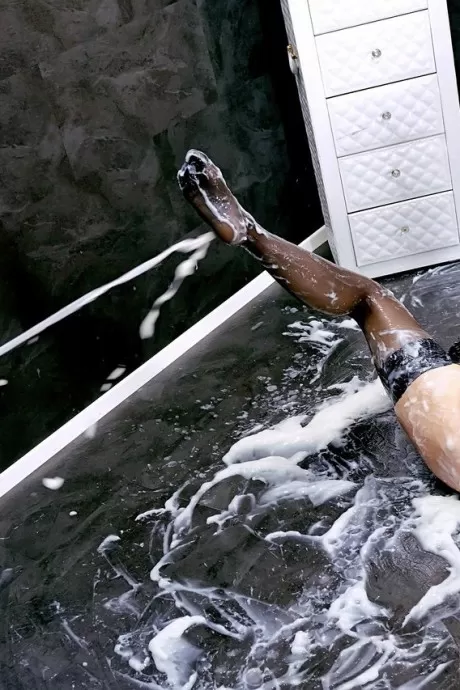 Грязная блондинка, тело которой залито спермой в грязной дыре славы, сосет и  14