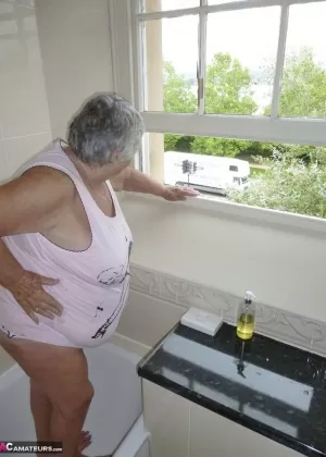 Грудастые лесбиянки Брэнди Мэй и Ава Дивайн играют с кисками и жопами в ванной