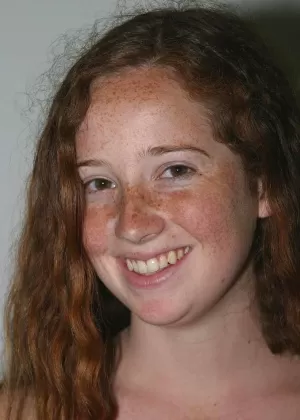 Рыжая с веснушками и большими сиськами раздвигает свою натуральную киску после раздевания