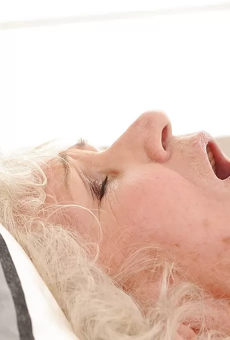 Изголодавшаяся по сперме бабуля в чулках подставляет голову и получает жес 6